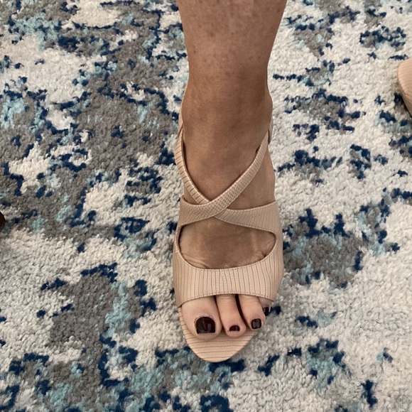 BCBG 5 virtually new 5 inch High Heels - Picture 2 of 5